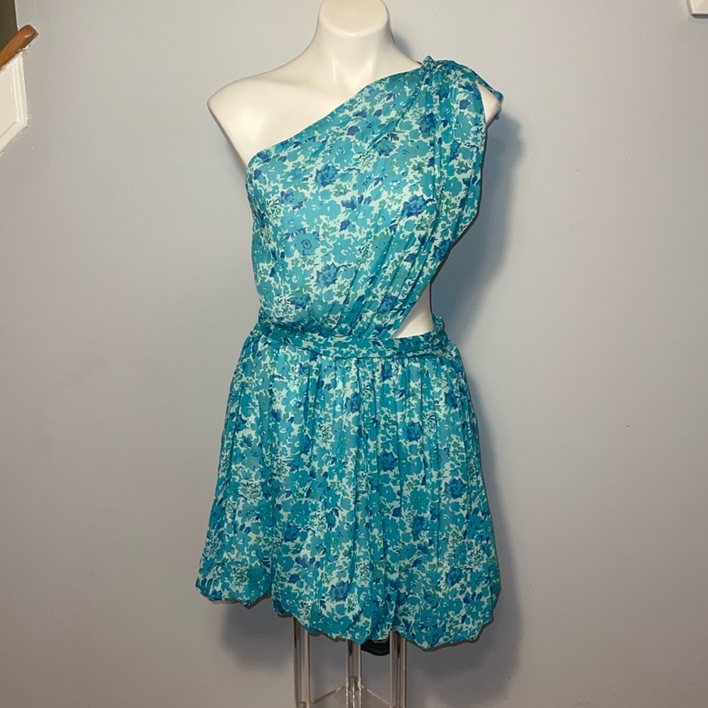 Goodnight Macaroon 'Kayla' One-Shoulder Cutout Short Dress. Turquoise. Medium